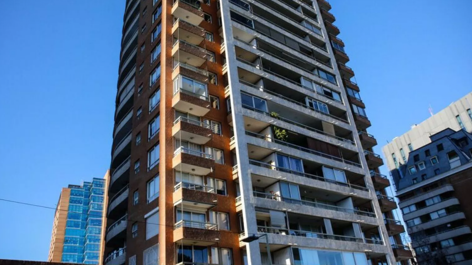 Madre de niña que murió tras caer de piso 11 acusa acción "negligente" del padre
