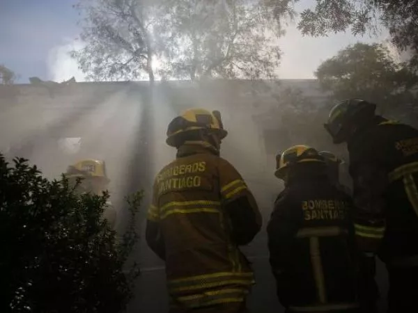 Fatal incendio en Estación Central: adulta mayor murió al interior de su casa