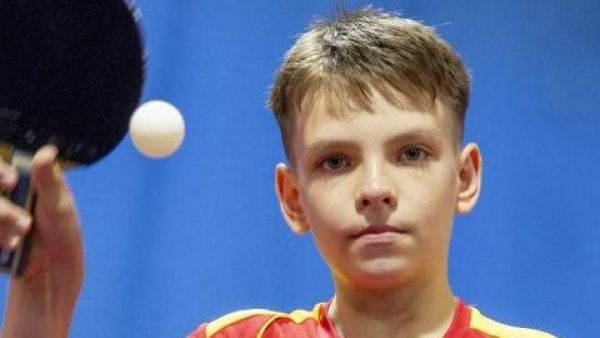 ¡Compitió en un torneo adulto! Locura por niño prodigio del tenis de mesa
