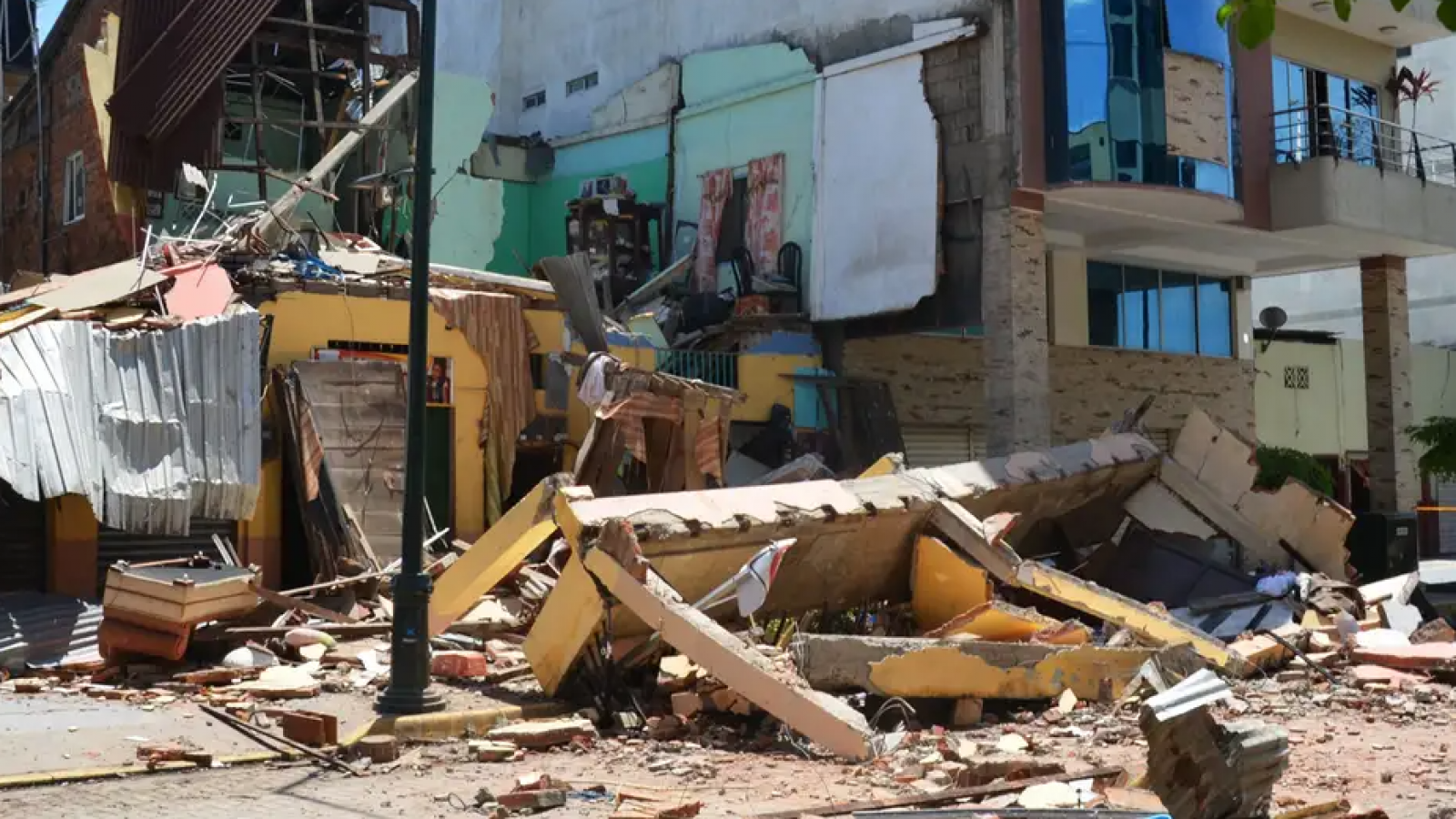 <p>Daños leves y 27 heridos deja sismo de magnitud 6,1 en Perú</p>
