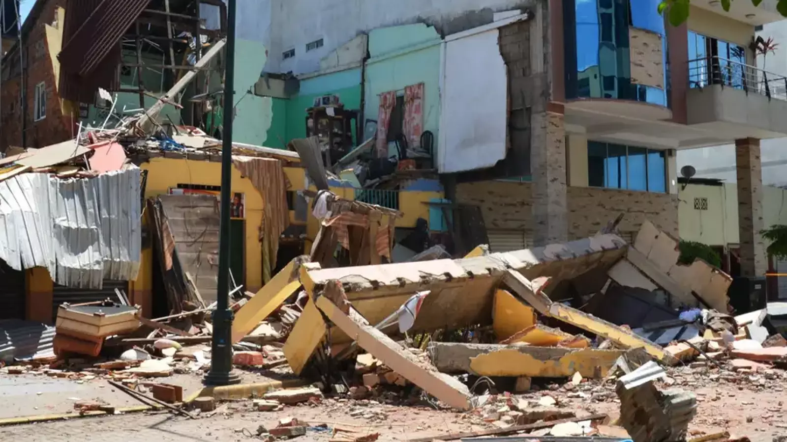 Daños leves y 27 heridos deja sismo de magnitud 6,1 en Perú