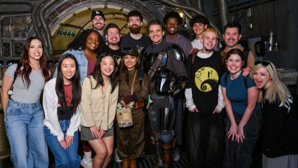 Pedro Pascal sorprende a visitantes de Disneyland vestido como The Mandalorian
