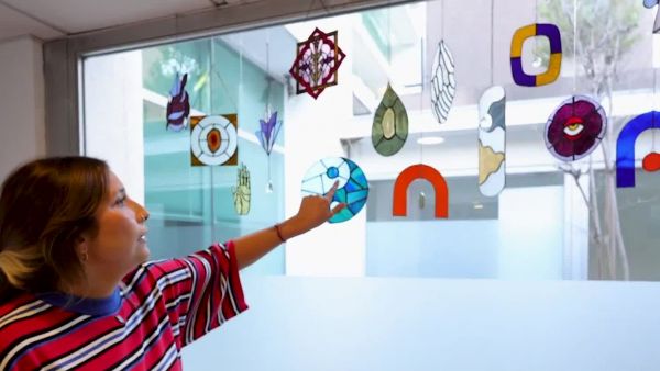 Rafaela y su proceso creativo con los vitrales
