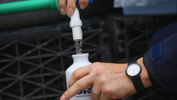 Ya comenzó masivo corte de agua en la RM: Revisa las comunas afectadas y lugares de abastecimiento
