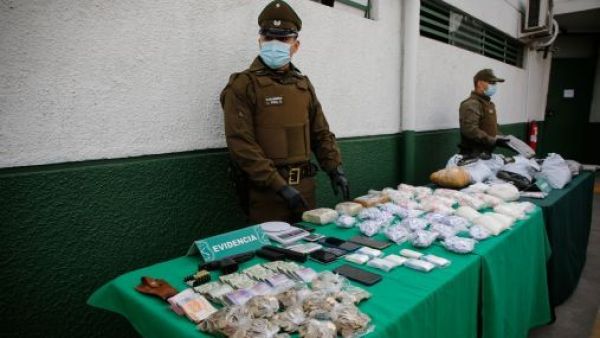 <p>Detienen a dos venezolanos y un chileno por secuestro: Víctima gritó por la ventana</p>Detienen a dos venezolanos y un chileno por secuestro: Víctima gritó por la ventana
