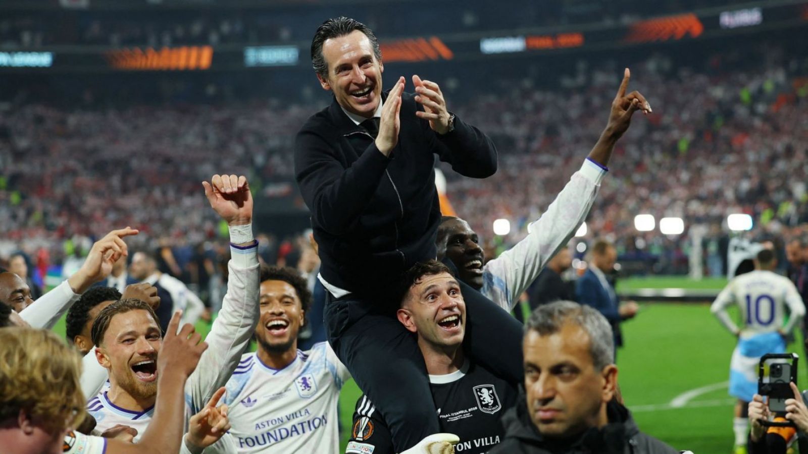 Llega envalentonado al Mundial: "Dibu" Martínez es campeón de la Europa League con Aston Villa
