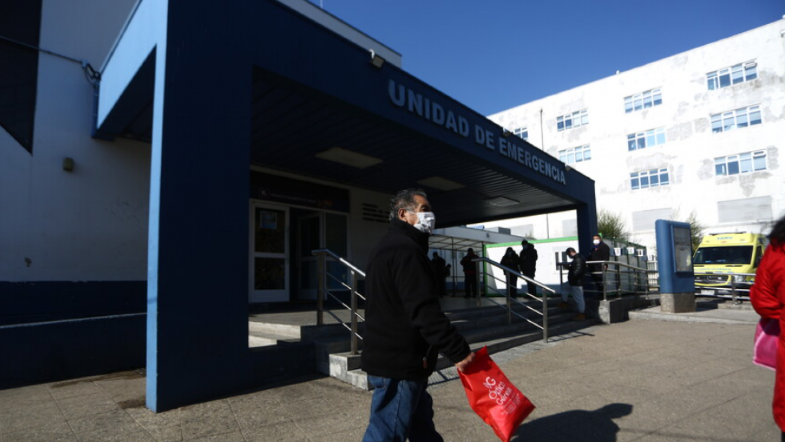 Acusan negligencia médica en Chillán: Mujer pierde 50 cms de intestino por pinza quirúrgica olvidada en su cuerpo
