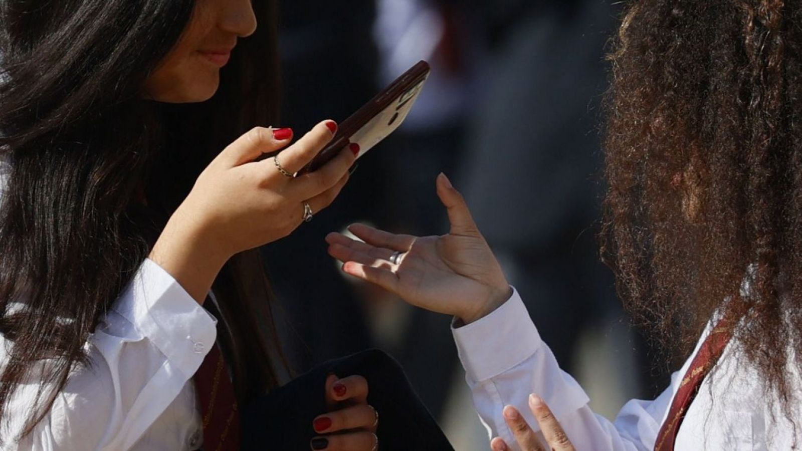 Comisión estudia proyecto que regula acceso de menores a las redes sociales
