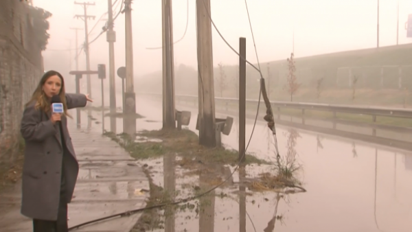 ¡Como una postal de invierno! Avenida en Lo Espejo está completamente inundada
