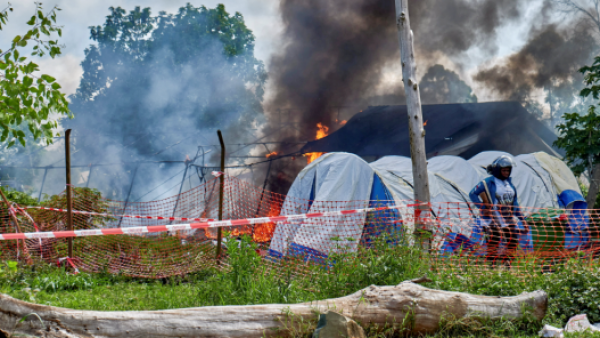 Pánico por brote de ébola: Incendian hospital luego de disputa por cuerpo de fallecido en RD Congo
