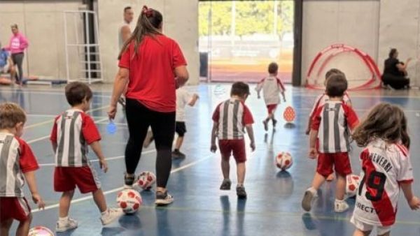 Frío y deporte infantil: experta explica por qué los niños no deberían dejar de moverse en otoño e invierno
