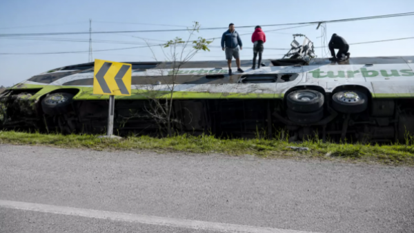 <p>Tragedia en el Maule: volcamiento de bus interurbano deja 2 fallecidos y varios lesionados</p>Tragedia en el Maule: volcamiento de bus interurbano deja dos fallecidos
