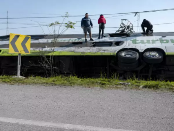 Tragedia en el Maule: volcamiento de bus interurbano deja 2 fallecidos y varios lesionados