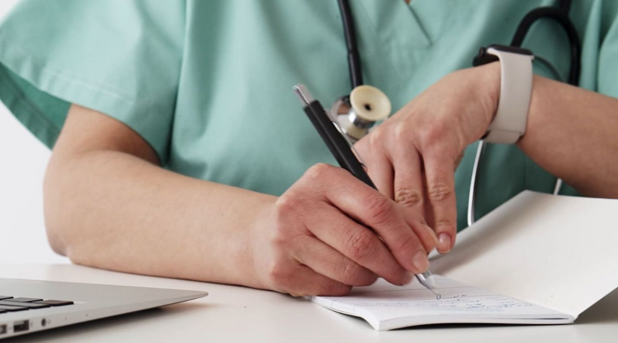 "No habían reemplazos": Destituyen a ginecóloga que atendió partos mientras estaba con licencia médica
