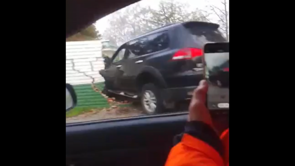 Iba bajo los efectos de psicotrópicos: Conductor choca contra comisaría en Curicó

