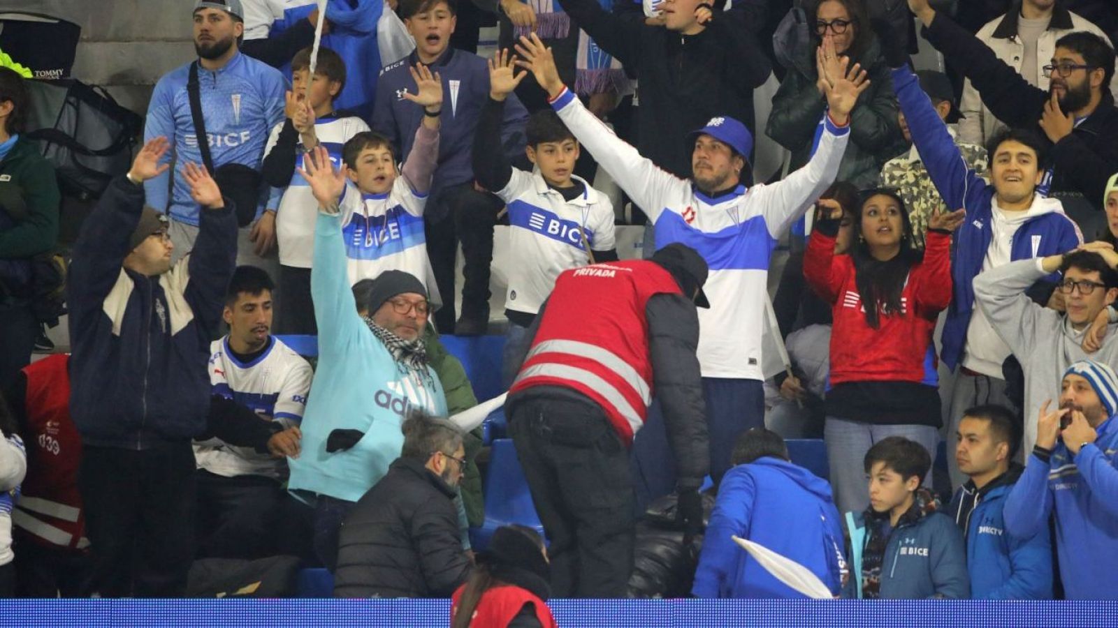Actualizan estado de salud de hincha que se descompensó en clásico Universidad Católica vs. Colo Colo
