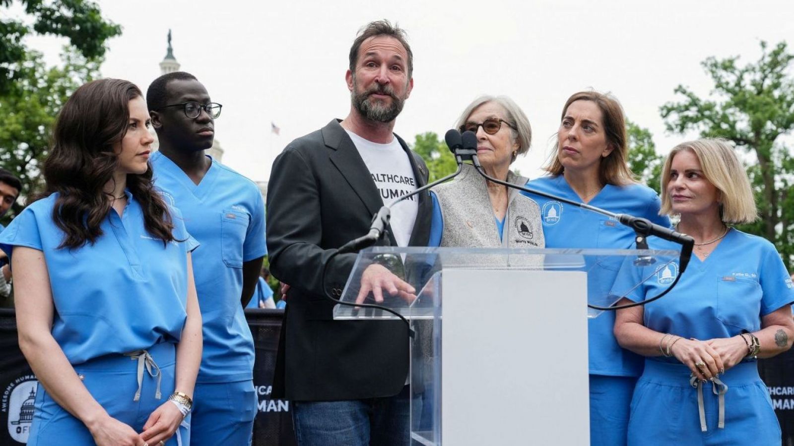 "Doctor Robby" lidera masiva marcha en EE.UU. junto a su madre enfermera

