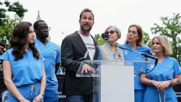 "Doctor Robby" lidera masiva marcha en EE.UU. junto a su madre enfermera
