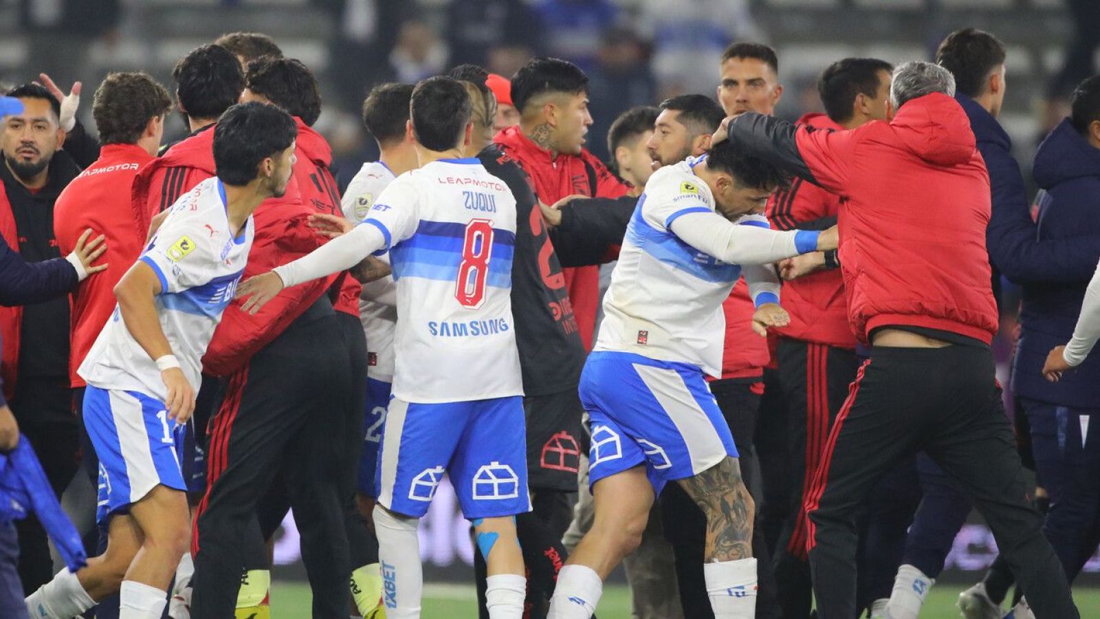 Informe arbitral del clásico UC vs Colo Colo: Apunta en contra de cuatro jugadores y detalla "golpes y agresiones"
