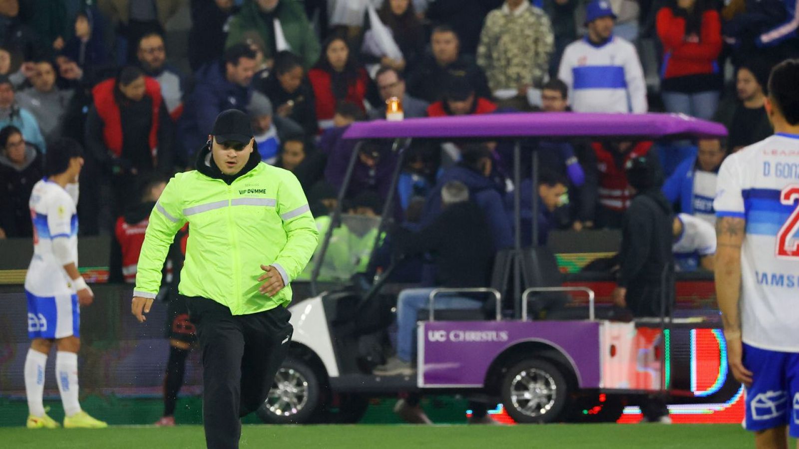 Qué se sabe del hincha de la UC que sufrió problema médico en el clásico ante Colo Colo
