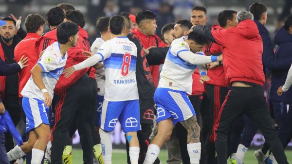 Informe arbitral del clásico UC vs Colo Colo: Apunta en contra de cuatro jugadores y detalla "golpes y agresiones"
