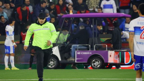 Qué se sabe del hincha de la UC que sufrió problema médico en el clásico ante Colo Colo
