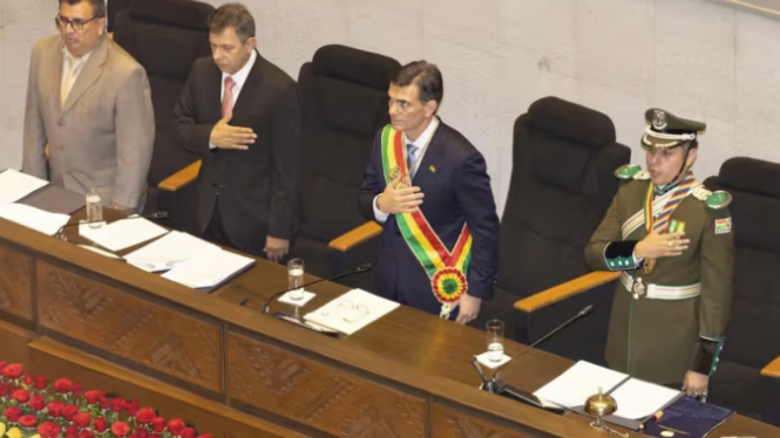 Presidente de Bolivia anuncia recorte del 50% de su sueldo y el de sus ministros en medio de crisis social

