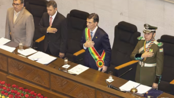 Presidente de Bolivia anuncia recorte del 50% de su sueldo y el de sus ministros en medio de crisis social
