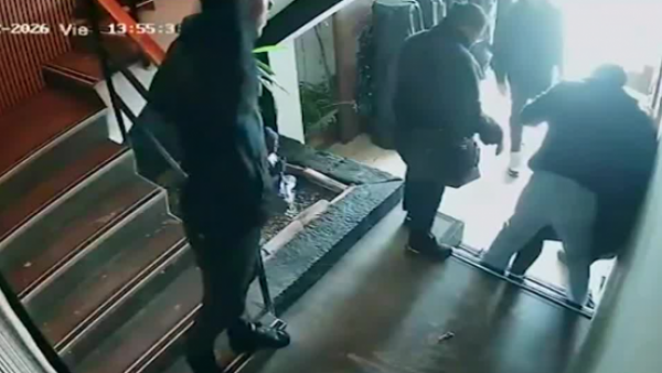 <p>Guía turística denuncia brutal agresión de su exjefe en Viña del Mar: "Me pegó una patada en la cabeza"</p>Guía turística denuncia brutal agresión de su exjefe en Viña del Mar: "Me pegó una patada en la cabeza"

