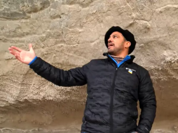 Simón Oliveros recorre la Villa Tehuelches ubicada en el sur de Chile