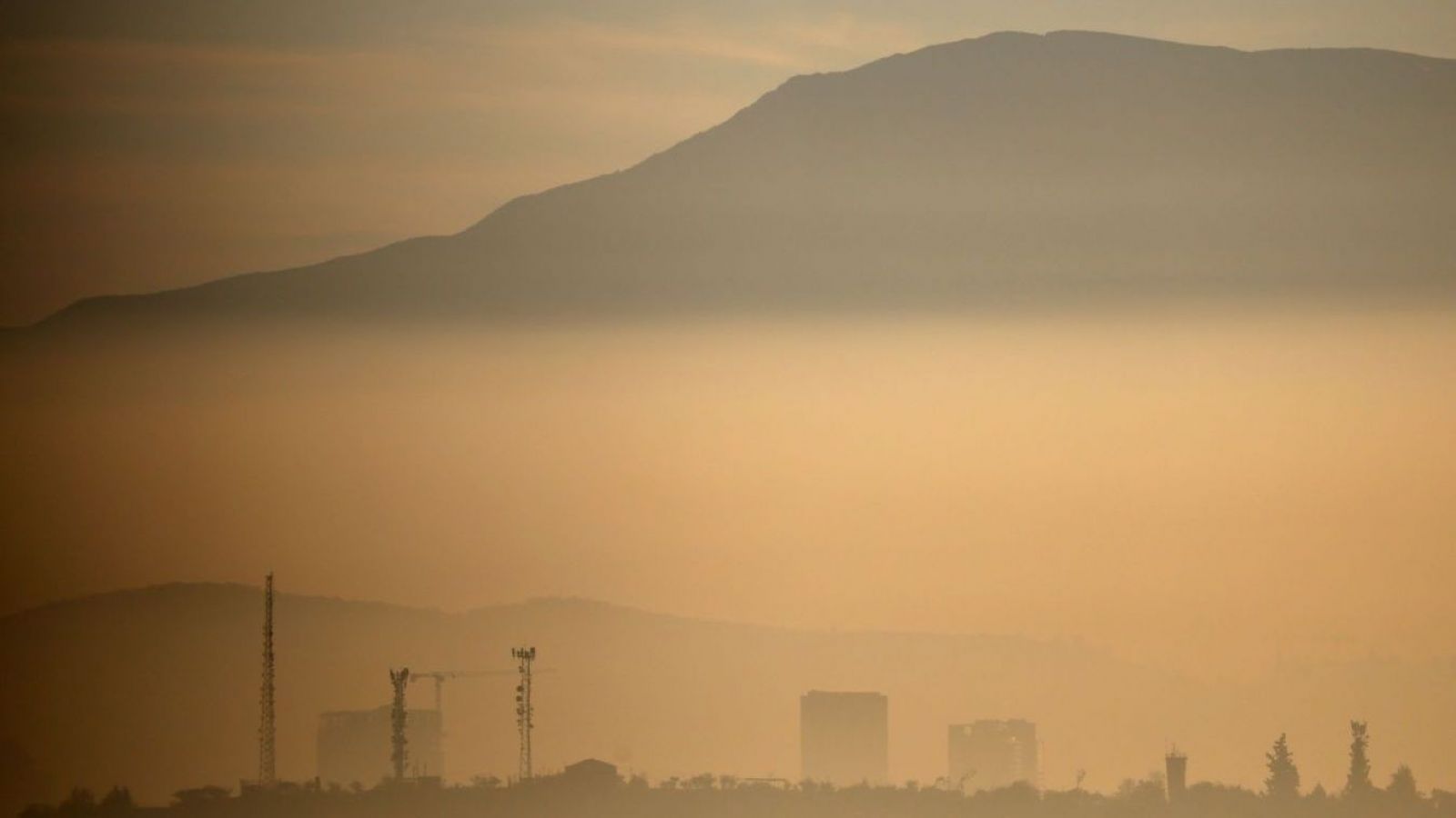 Decretan primera preemergencia ambiental del año en RM: Restricción a camiones
