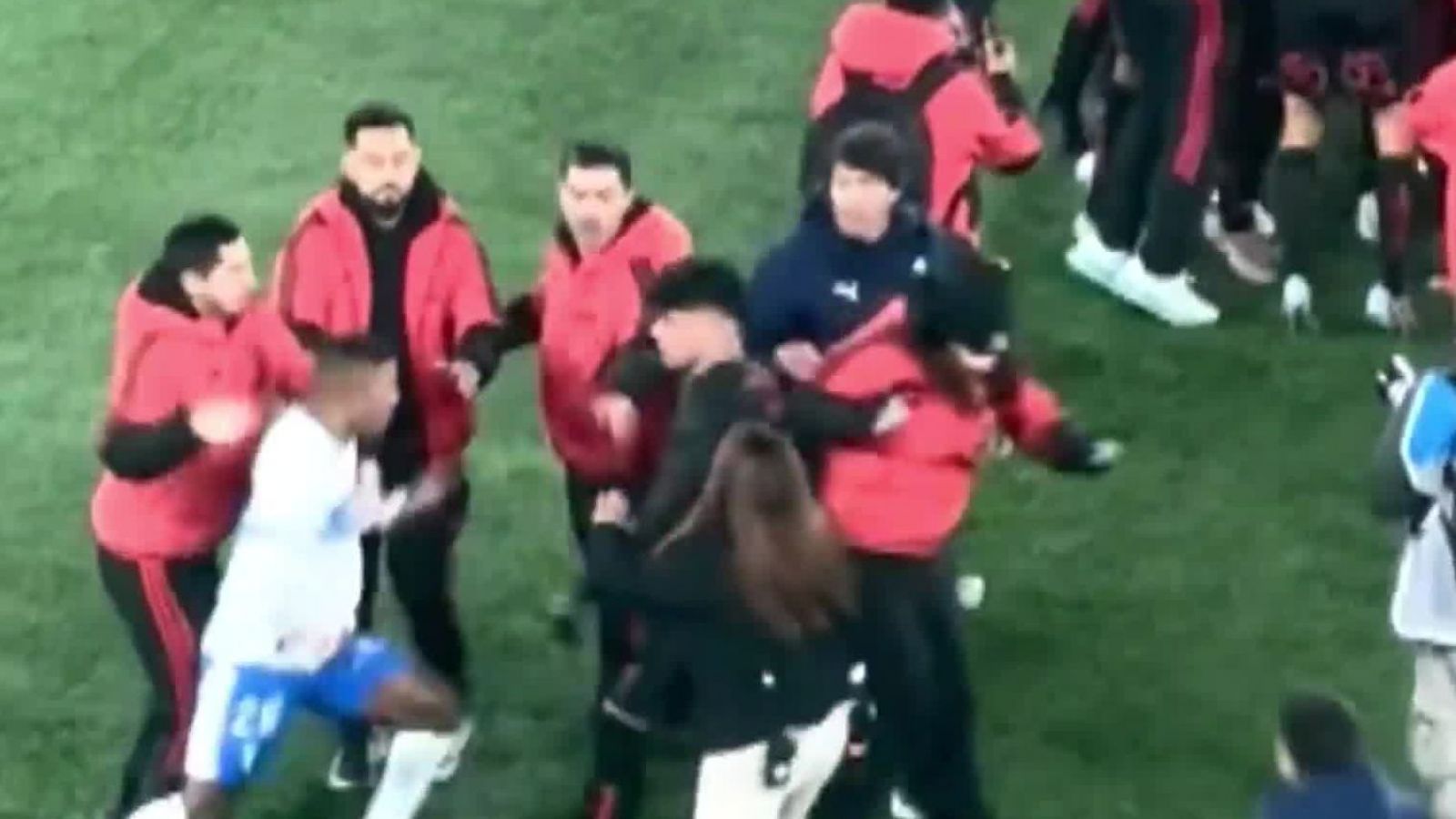 Correazo en el Claro Arena: Triunfo albo y batalla campal
