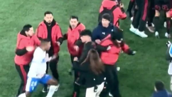 Correazo en el Claro Arena: Triunfo albo y batalla campal