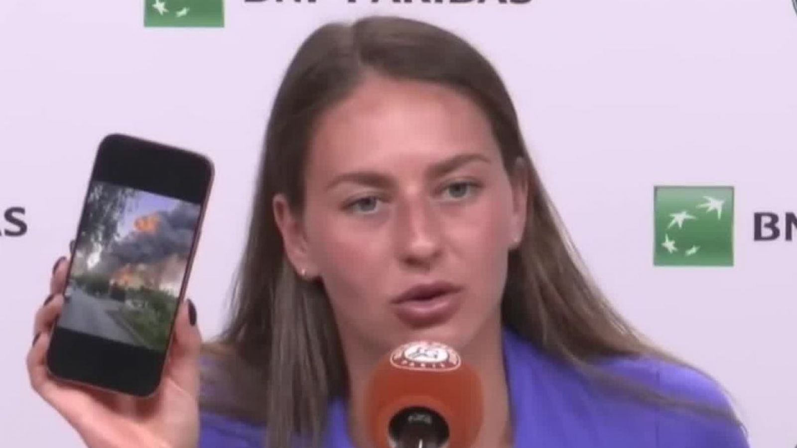 "Un misil destrozó un edificio al lado de mi casa": El emotivo triunfo de Marta Kostyuk en Roland Garros

