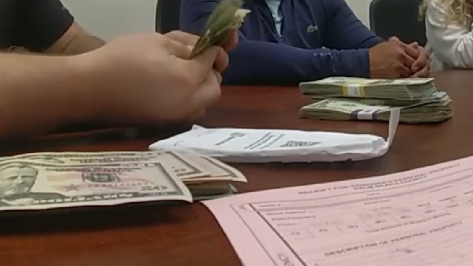 Hombre devolvió bolso con US$30 mil luego de una intensa búsqueda de su dueño
