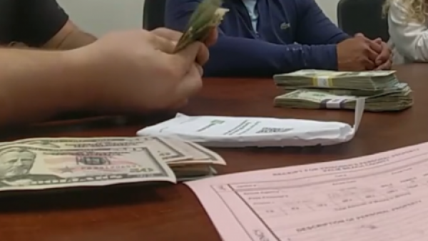 Hombre devolvió bolso con US$30 mil luego de una intensa búsqueda de su dueño
