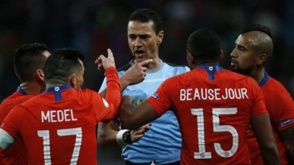 Wilmar Roldán, el "villano" del fútbol chileno que arbitrará el partido clave de Universidad Católica en Copa Libertadores
