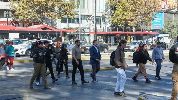 <p>Nueva Alameda habilita cruce peatonal semaforizado en pleno centro de Santiago</p>Nueva Alameda habilita cruce peatonal semaforizado en pleno centro de Santiago
