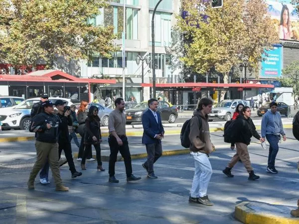 Nueva Alameda habilita cruce peatonal semaforizado en pleno centro de Santiago