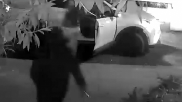 <p>Falsos carabineros protagonizan agresivo turbazo a mujer en La Granja</p>Falsos carabineros protagonizan agresivo turbazo a mujer en La Granja
