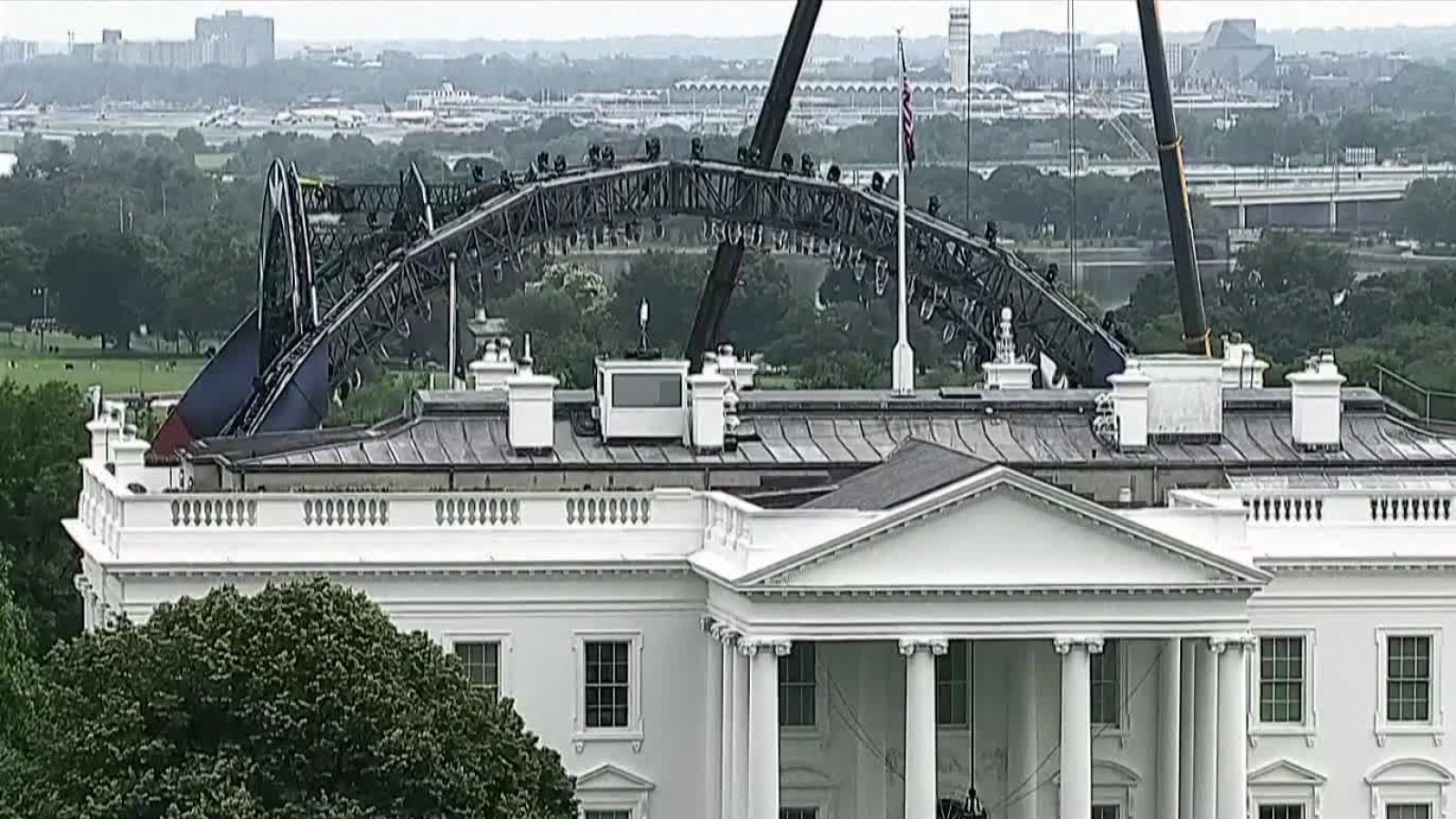 Video: UFC comenzó inédita construcción de octágono en la Casa Blanca
