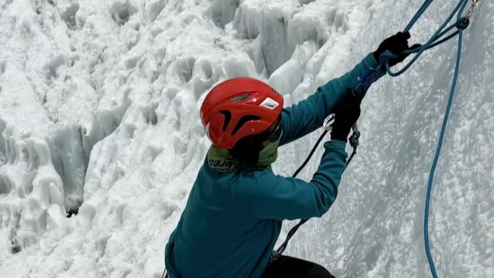 River Ahmad: Primera afgaba en hacer cumbre en el Everest
