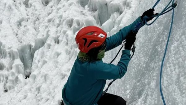 River Ahmad: Primera afgaba en hacer cumbre en el Everest
