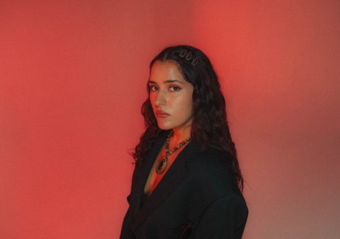 Augusta Nazer estrena su EP "Entre Vacía y Medio Llena" tras cantar ante los Reyes de España
