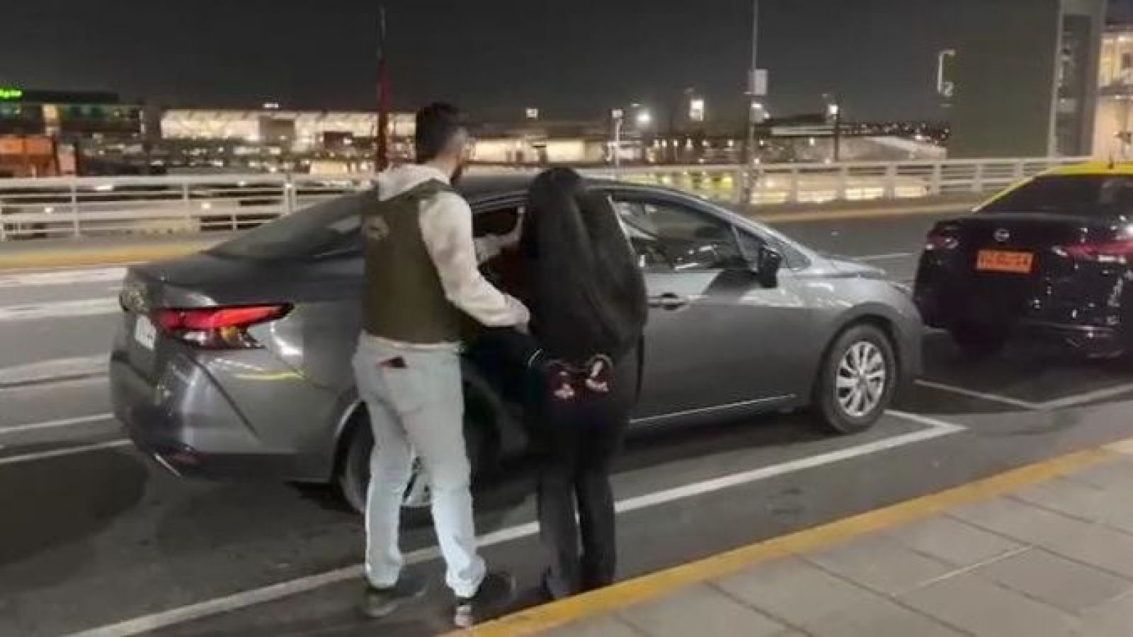 <p>Carabineros captura a acusadas de usar tarjetas clonadas para comprar pasajes a Madrid</p>
