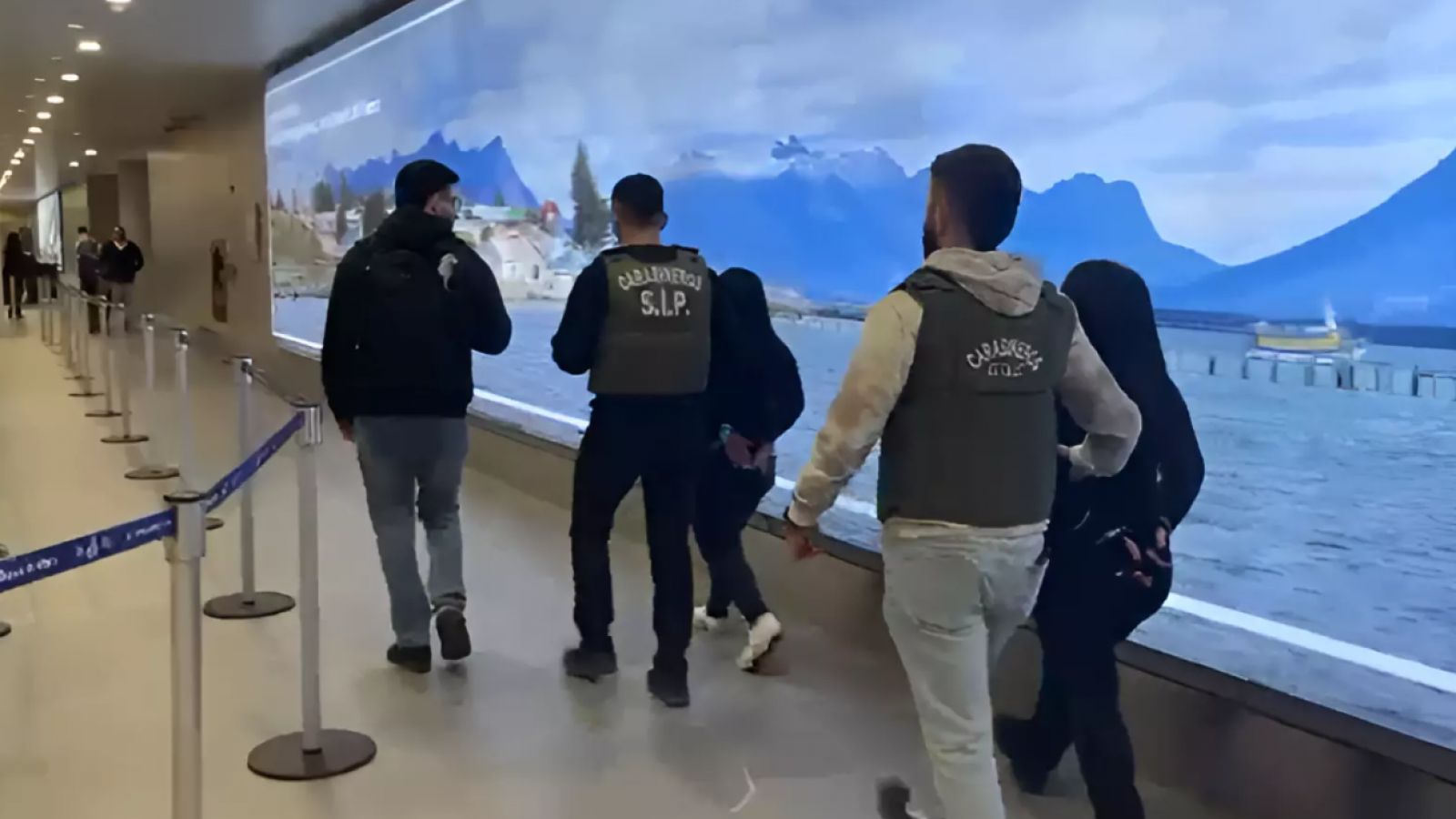 A punto de embarcar a Madrid: Dos mujeres son detenidas por millonaria estafa con tarjetas de crédito
