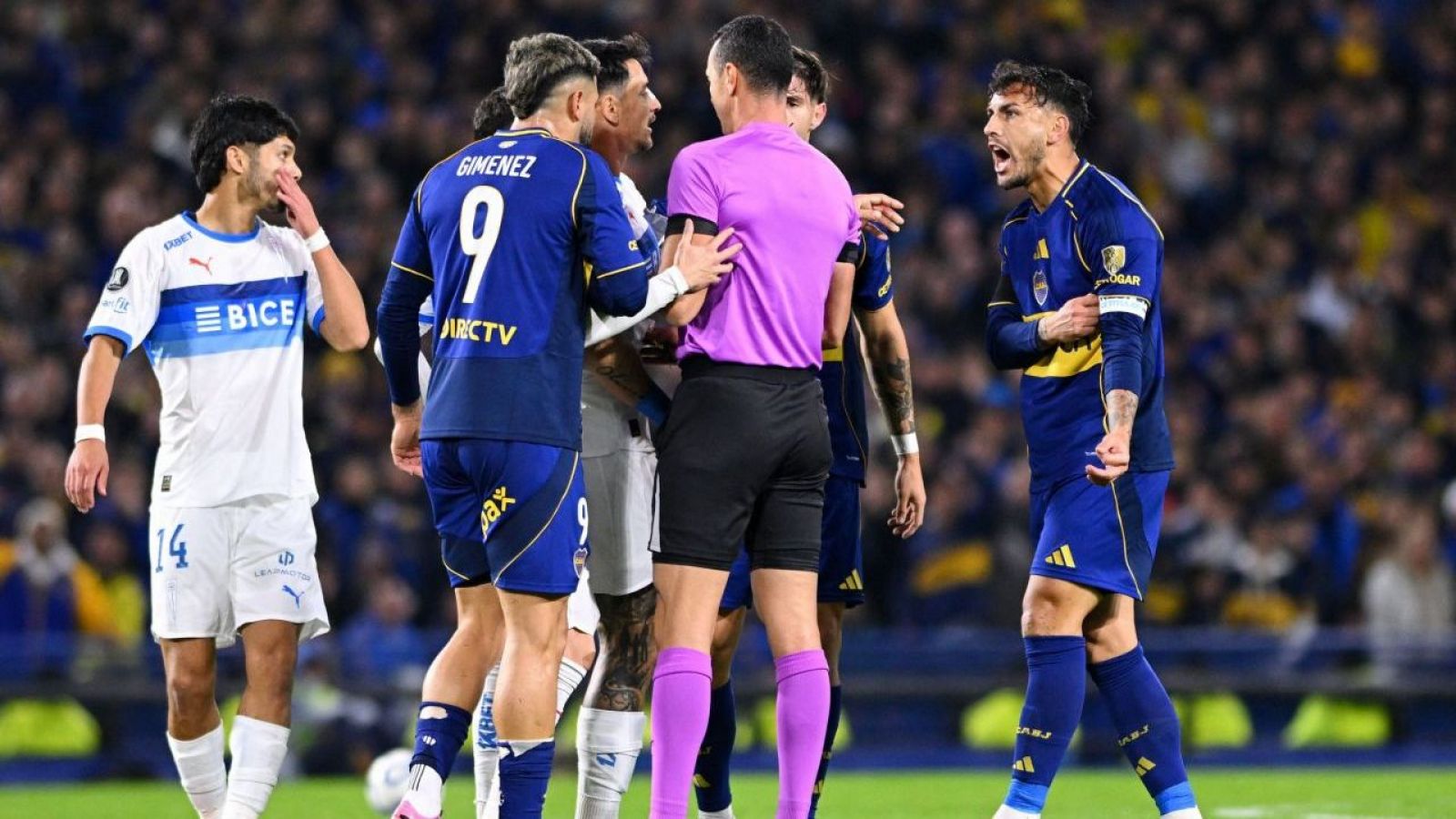 "Lo peor que le pasó al fútbol": La escena que provocó la furia de los hinchas en partido Boca Juniors vs. Universidad Católica
