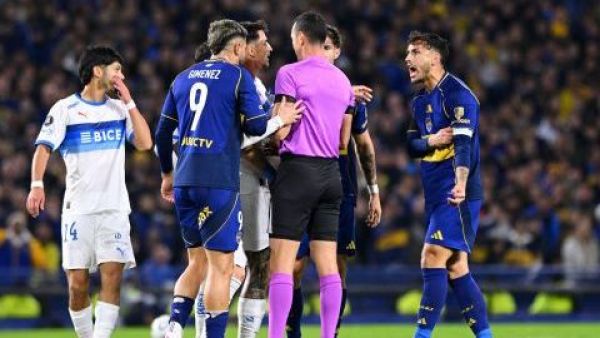"Lo peor que le pasó al fútbol": La escena que provocó la furia de los hinchas en partido Boca Juniors vs. Universidad Católica
