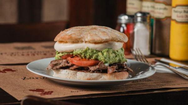 Posicionan al churrasco italiano como uno de los mejores sándwiches del mundo
