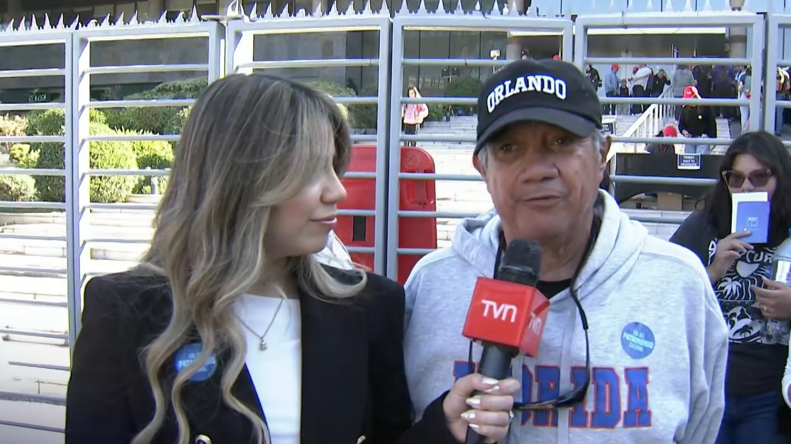 Eduardo viajó desde Orlando para conocer TVN: "Su valor es muy importante los chilenos que están fuera"
